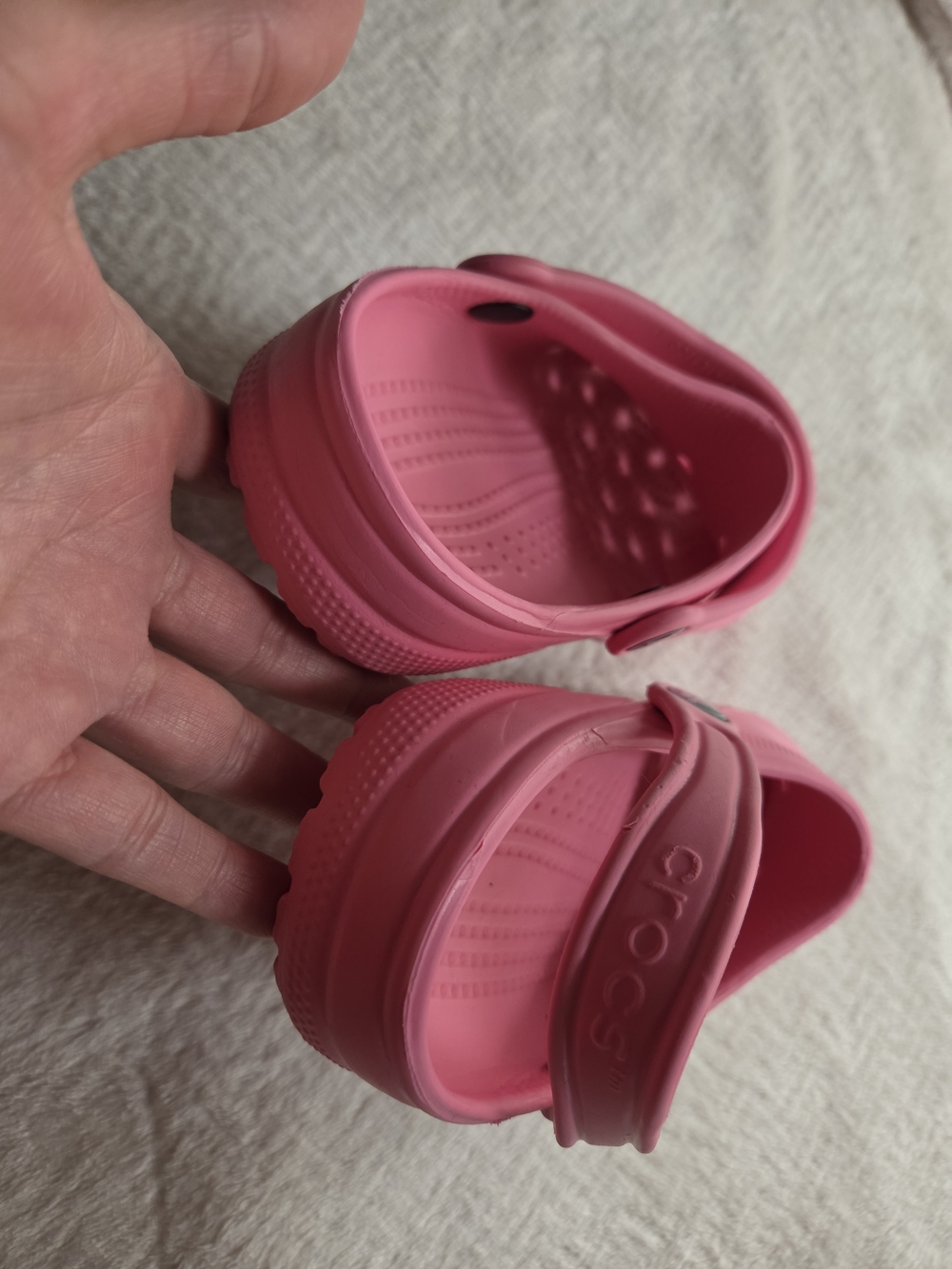 CROCS Kids Classic Clogs in Bright Pink Size W (5)/ M (3) / Juniors 3 - Picture 6 of 8